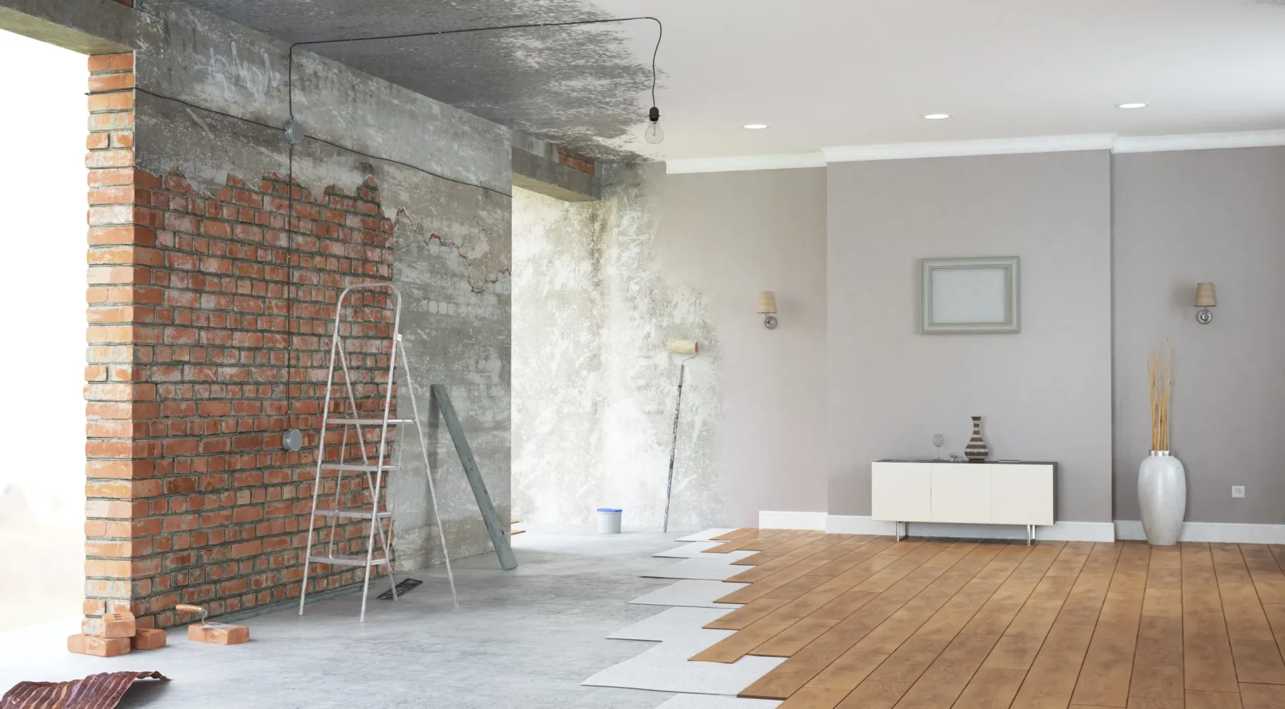 Stukadoor Amsterdam: woonruimte tijdens renovatie, links een ruwe bakstenen muur en rechts strak gestuukte en geschilderde wanden