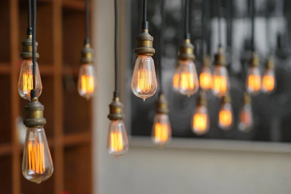 Rij hanglampen met gloeidraadlampen en messing fittingen