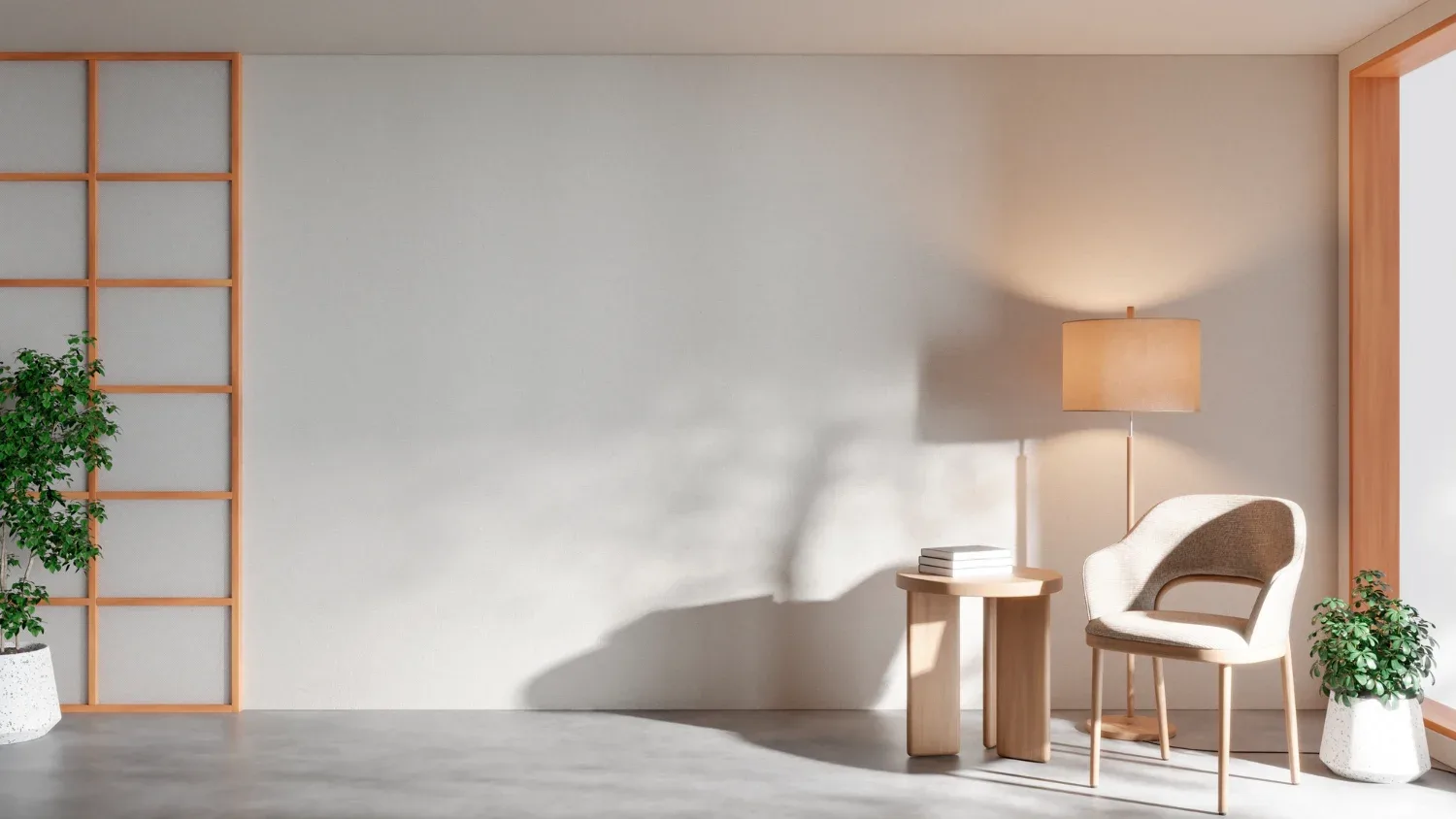 Strak gestuukte lichte wand met houten raamwerk, fauteuil en staande lamp